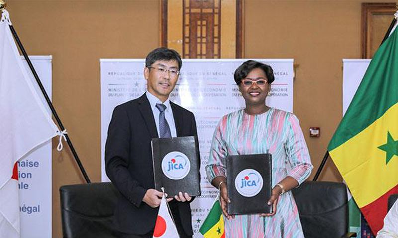 Izawa Osamu, ambassadeur du Japon au Sénégal et Oulimata Sarr, ministre sénégalais de l'Economie