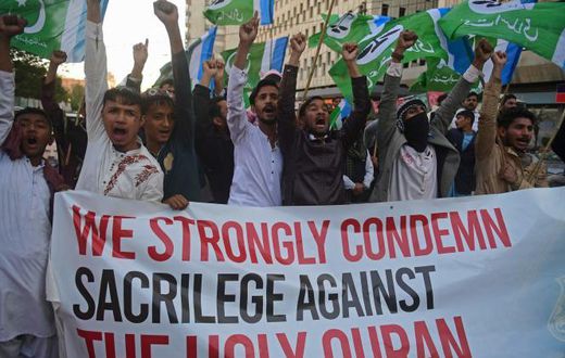 Des militants du parti religieux Jamaat-e-Islami protestent contre l’autodafé d’un Coran en Suède, à Karachi (Pakistan), le 26 janvier 2023. ASIF HASSAN / AFP