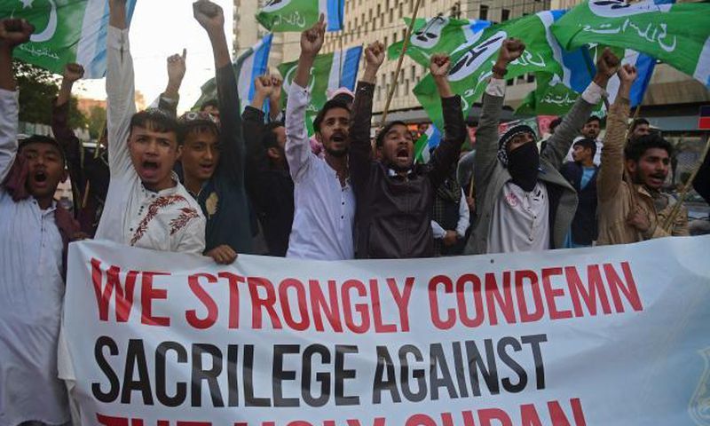 Des militants du parti religieux Jamaat-e-Islami protestent contre l’autodafé d’un Coran en Suède, à Karachi (Pakistan), le 26 janvier 2023. ASIF HASSAN / AFP