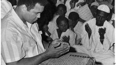 Muhammad Ali tenant un exemplaire du coran @pulse Sénégal