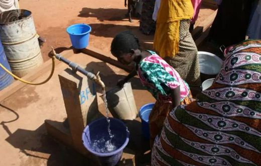 Selon-l OMS -un-milliard-d Africains-consommeraient-de-l eau-contaminée-CMorin-Gibourg