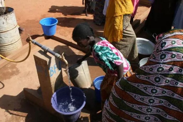 Selon-l OMS -un-milliard-d Africains-consommeraient-de-l eau-contaminée-CMorin-Gibourg