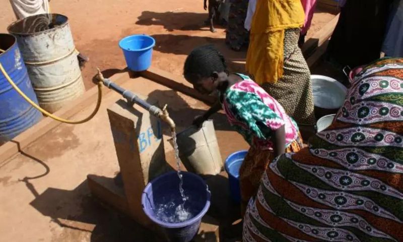 Selon-l OMS -un-milliard-d Africains-consommeraient-de-l eau-contaminée-CMorin-Gibourg