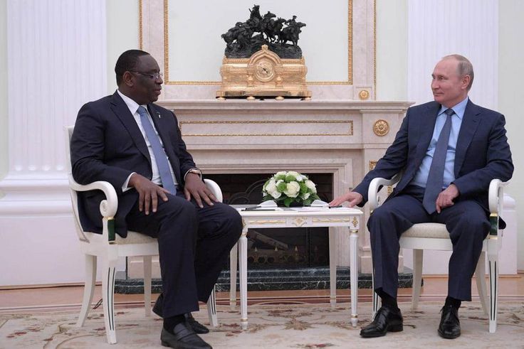 Le président Macky Sall (gauche) reçu par son homologue russe Vladimir Poutine (droite), le 18 juin 2018, lors de la coupe du monde 2018 en Russie