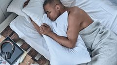 grasse-matinee-vue-dessus-du-jeune-homme-africain-dormant-position-couchee-dans-lit-maison 425904-10699