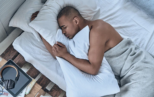 grasse-matinee-vue-dessus-du-jeune-homme-africain-dormant-position-couchee-dans-lit-maison 425904-10699