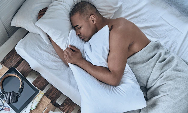 grasse-matinee-vue-dessus-du-jeune-homme-africain-dormant-position-couchee-dans-lit-maison 425904-10699