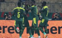 Bamba Dieng, Sadio Mane et Idrissa Gana Gueye félicitent Ismaila Sarr, auteur du 3e but du Sénégal contre la Guinée équatoriale en 8è de finale de la Coupe d'Afrique des Nations Cameroun 2021.