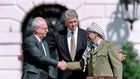 Le-président-américain-Bill-Clinton-entre-le-chef-de-l’OLP-Yasser-Arafat-et-le-Premier-ministre-isra