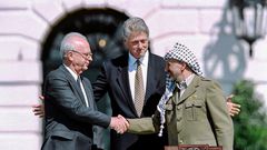 Le-président-américain-Bill-Clinton-entre-le-chef-de-l’OLP-Yasser-Arafat-et-le-Premier-ministre-isra
