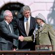 Le-président-américain-Bill-Clinton-entre-le-chef-de-l’OLP-Yasser-Arafat-et-le-Premier-ministre-isra