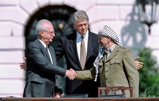 Le-président-américain-Bill-Clinton-entre-le-chef-de-l’OLP-Yasser-Arafat-et-le-Premier-ministre-isra