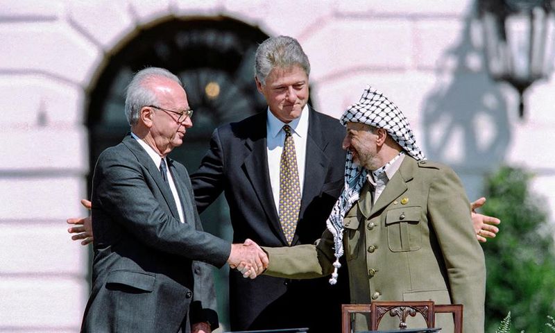Le-président-américain-Bill-Clinton-entre-le-chef-de-l’OLP-Yasser-Arafat-et-le-Premier-ministre-isra