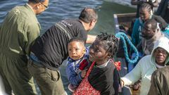 Des migrants africains au large de la ville de Sfax, dans le sud de la Tunisie, le 28 octobre 2022. © Yassine Gaidi / Anadolu Agency via AFP