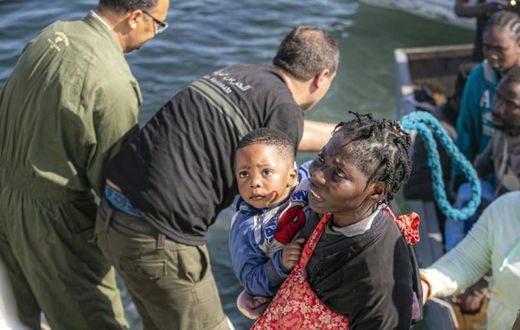 Des migrants africains au large de la ville de Sfax, dans le sud de la Tunisie, le 28 octobre 2022. © Yassine Gaidi / Anadolu Agency via AFP