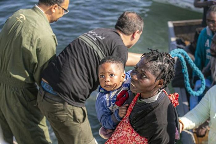 Des migrants africains au large de la ville de Sfax, dans le sud de la Tunisie, le 28 octobre 2022. © Yassine Gaidi / Anadolu Agency via AFP