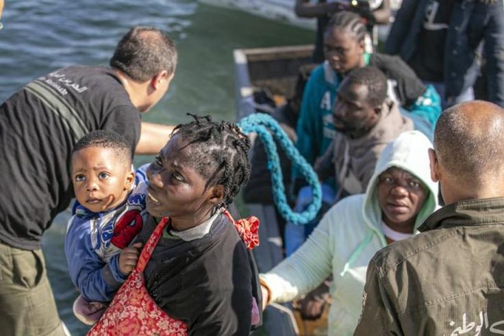 Des migrants africains au large de la ville de Sfax, dans le sud de la Tunisie, le 28 octobre 2022. © Yassine Gaidi / Anadolu Agency via AFP
