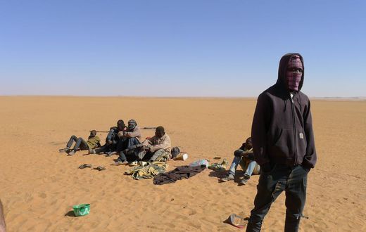 migrants échoués dans le désert en attendant le toyota qu’ils ont voyagé en Libye en panne