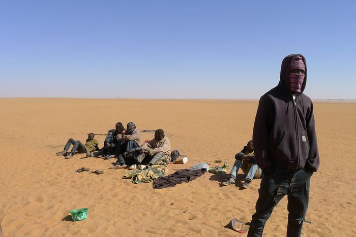 migrants échoués dans le désert en attendant le toyota qu’ils ont voyagé en Libye en panne