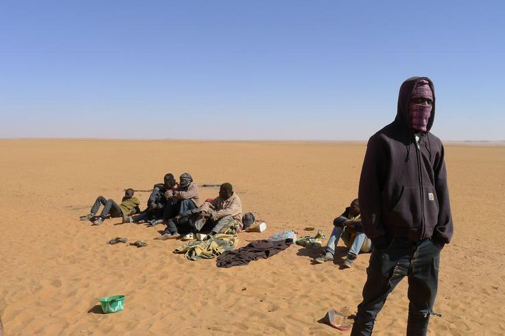 migrants échoués dans le désert en attendant le toyota qu’ils ont voyagé en Libye en panne
