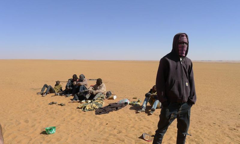 migrants échoués dans le désert en attendant le toyota qu’ils ont voyagé en Libye en panne