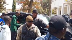 Gardes du corps d'Ousmane Sonko et son chef de protocole ( tenue de couleur verte)