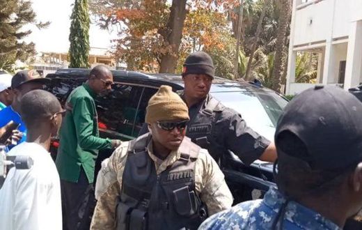 Gardes du corps d'Ousmane Sonko et son chef de protocole ( tenue de couleur verte)