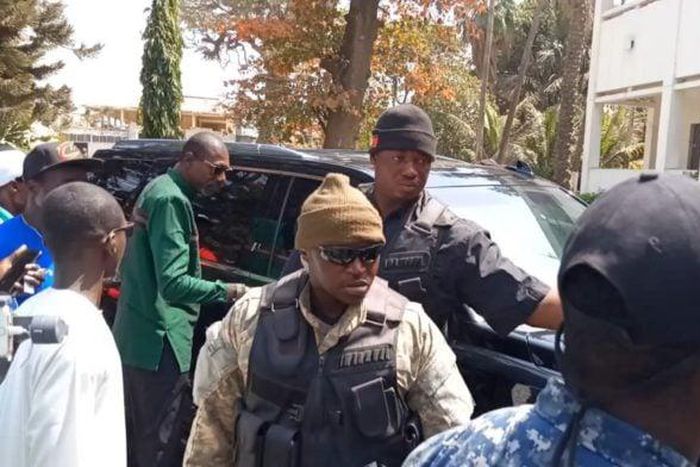 Gardes du corps d'Ousmane Sonko et son chef de protocole ( tenue de couleur verte)