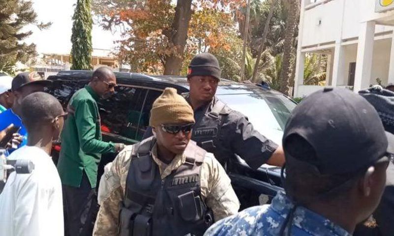 Gardes du corps d'Ousmane Sonko et son chef de protocole ( tenue de couleur verte)