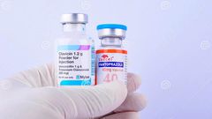 de-pantoprazole-vaxcel-prise-main-et-poudre-du-clavicin-g-injectable-kuala-lumpur-en-malaisie-le-avril-sur-fond-blanc-185426608