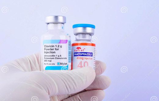 de-pantoprazole-vaxcel-prise-main-et-poudre-du-clavicin-g-injectable-kuala-lumpur-en-malaisie-le-avril-sur-fond-blanc-185426608