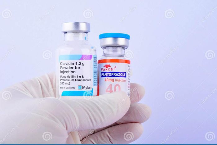 de-pantoprazole-vaxcel-prise-main-et-poudre-du-clavicin-g-injectable-kuala-lumpur-en-malaisie-le-avril-sur-fond-blanc-185426608