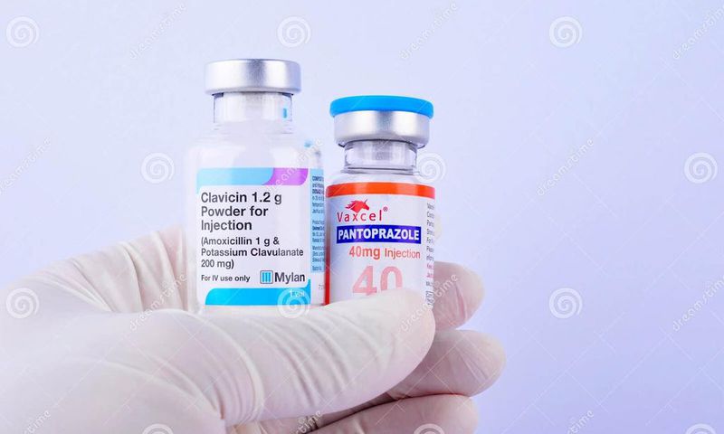 de-pantoprazole-vaxcel-prise-main-et-poudre-du-clavicin-g-injectable-kuala-lumpur-en-malaisie-le-avril-sur-fond-blanc-185426608