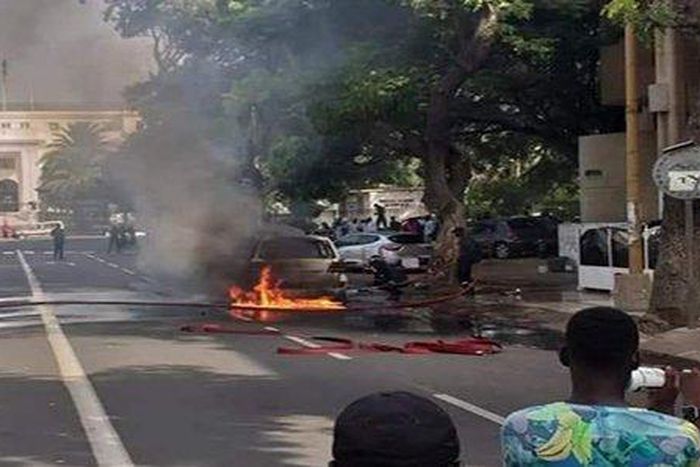 Véhicule en feu près du Palais