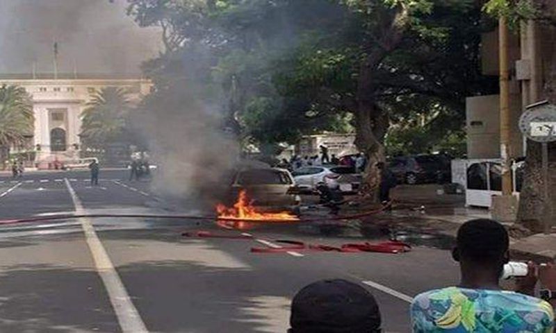 Véhicule en feu près du Palais