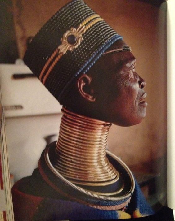 Une femme de la tribu des Ndebele du Sud portant des bagues de cou en métal [Pinterest]