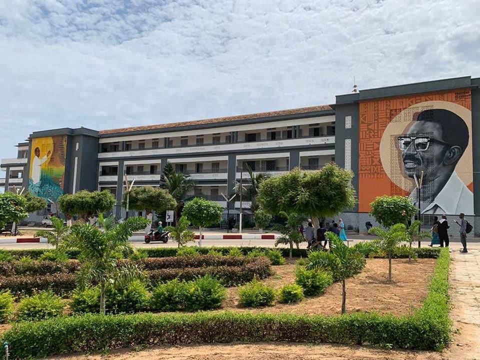 Le pavillon A de l'Université Cheikh Anta Diop de Dakar décoré à l'effigie de l'éminent scientifique et acteur politique éponyme.