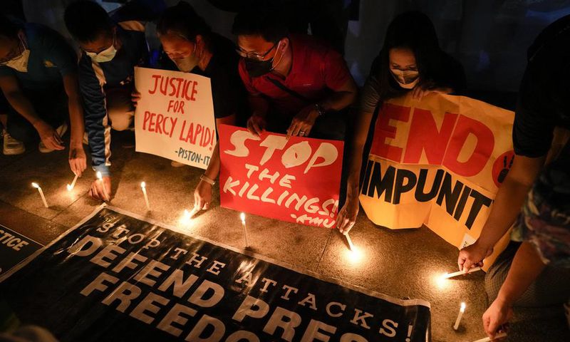 Manifestation à Quezon City, aux Philippines, après le meurtre du journaliste Percival Mabasa, le 4 octobre 2022. — © Aaron Favila/AP Photo/Keystone