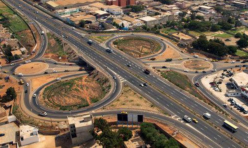 Vue aérienne de l'autoroute de Dakar