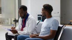 medecin-generaliste-donnant-conseils-assurance-maladie-homme-malade-dans-salle-attente-hopital-parla