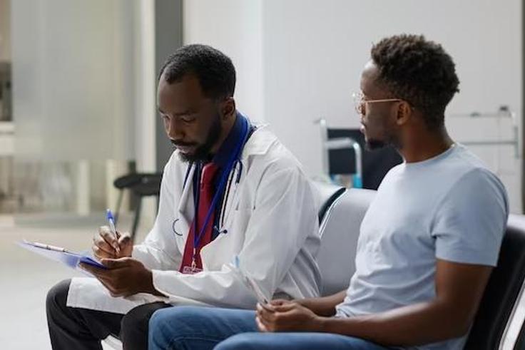 medecin-generaliste-donnant-conseils-assurance-maladie-homme-malade-dans-salle-attente-hopital-parla