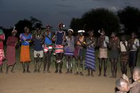 preparatifs-hommes-saut-taureau-turmi-ethiopie-HD