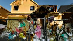 La-maison-incendiée-de-la-famille-Diol-est-toujours-clôturée-et-se-dresse-avec-de-vieux-bouquets