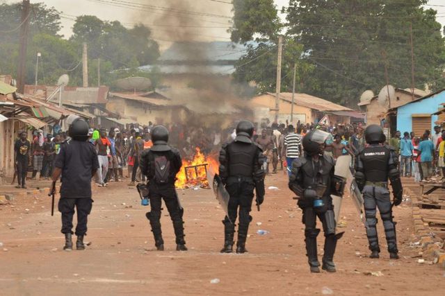 Violentes émeutes en Gambie
