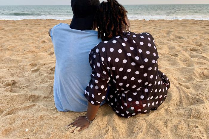 Couple-Amoureux-plage-Photo-by-Medsile-via-Iwaria