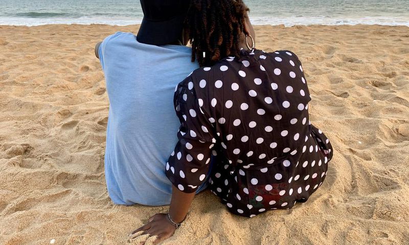 Couple-Amoureux-plage-Photo-by-Medsile-via-Iwaria