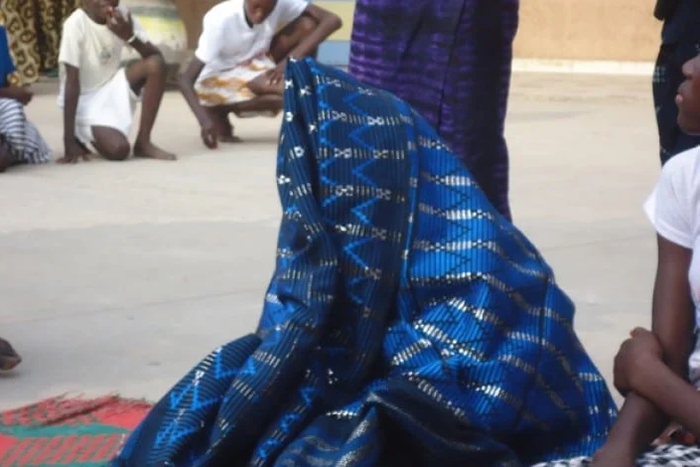 Une mariée qui s'apprête à rejoindre le domicile conjugal