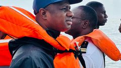 Antoine Diome sur les lieux du naufrage à Ouakam