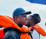 Antoine Diome sur les lieux du naufrage à Ouakam