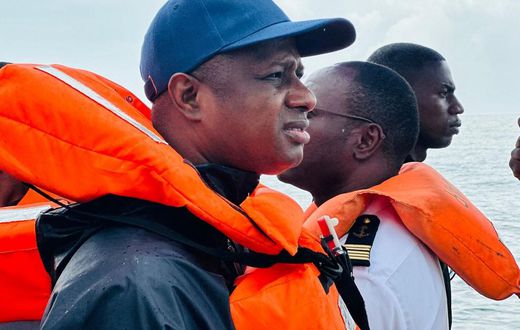Antoine Diome sur les lieux du naufrage à Ouakam